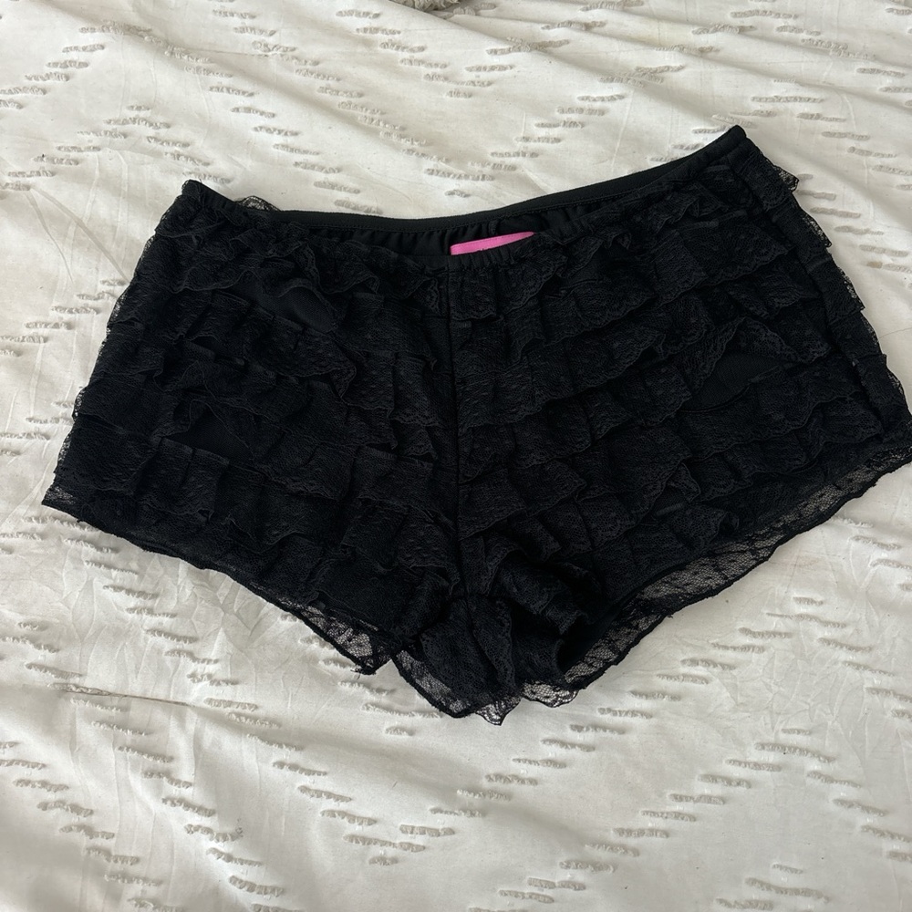Edikted Ruffle Shorts